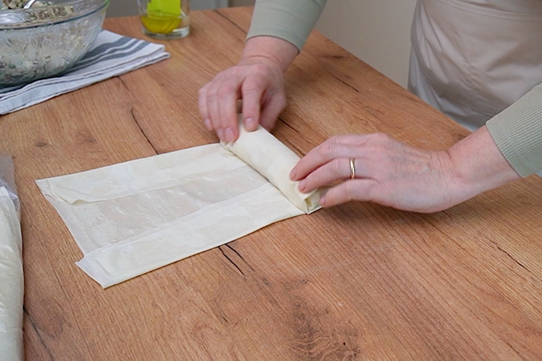 Foile de plăcintă unse și rulate cu umplutură de pui, ciuperci și cașcaval