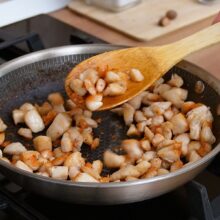 Cubulețe de piept de pui trase la tigaie pentru umplutura plăcintelor