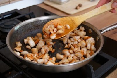 Cubulețe de piept de pui trase la tigaie pentru umplutura plăcintelor