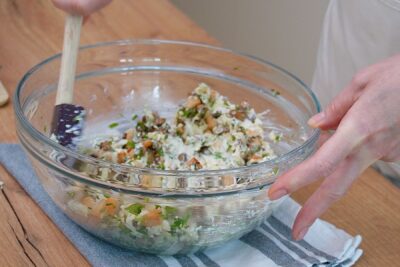 Umplutură cremoasă cu pui, ciuperci, smântână și cașcaval pentru plăcinte sărate