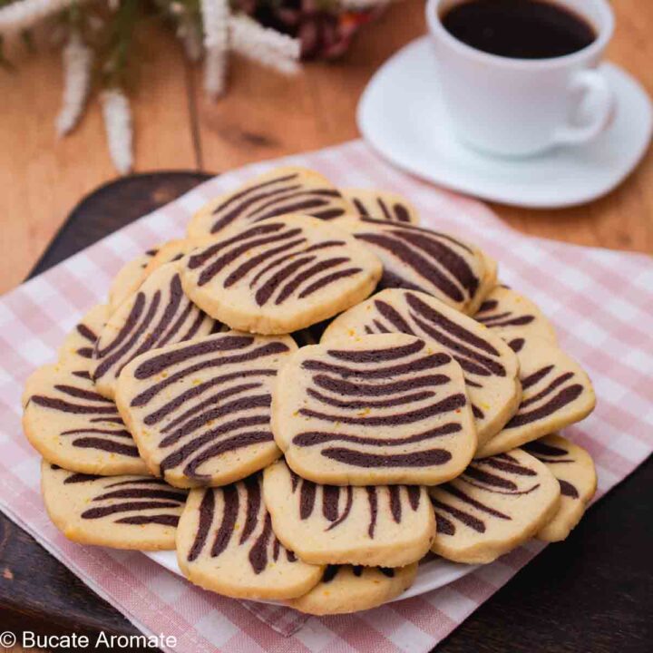 Un platou plin cu biscuiți Zebra - desertul perfect pentru musafiri sau pauza de cafea.