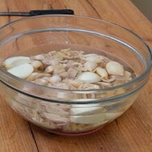 Mațe groase de porc ținute în apă rece cu ceapă pentru curățare – pregătire pentru rețeta de caltaboș de casă