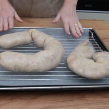 Caltaboșii scoși din oală după fierbere, așezați pe grătar pentru răcire – rețetă fără organe, cu carne tocată și orez