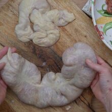 Maț gros de porc curățat și pregătit pentru umplut cu compoziția de caltaboș – rețetă tradițională de iarnă