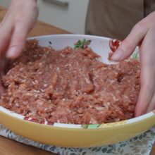 Amestec de carne tocată de porc cu orez, ceapă și bulion – rețetă de caltaboș fără prăjeală, cu toate ingredientele puse crude