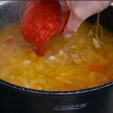 Adăugare suc gros de roșii în ciorba de varză dulce de post, pentru acrire și culoare, în rețeta tradițională cu borș.