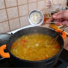 Adăugare orez în ciorba de varză dulce de post pentru a lega zeama și a obține consistență naturală.