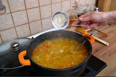 Adăugare orez în ciorba de varză dulce de post pentru a lega zeama și a obține consistență naturală.