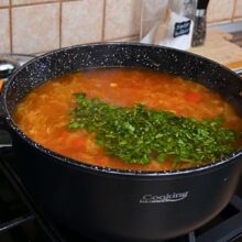 Leuștean proaspăt adăugat la final în ciorba de varză dulce de post cu borș, pentru aromă autentică moldovenească.