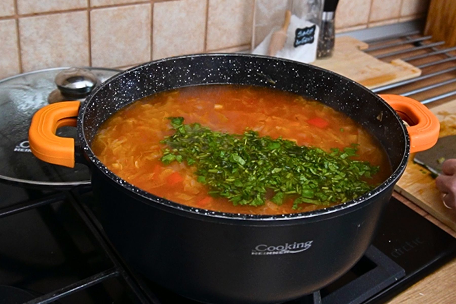 Leuștean proaspăt adăugat la final în ciorba de varză dulce de post cu borș, pentru aromă autentică moldovenească.