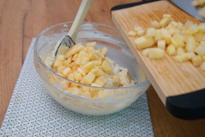 Cuburi de mere adăugate în compoziția pentru gogoși rapide cu praf de copt și iaurt grecesc