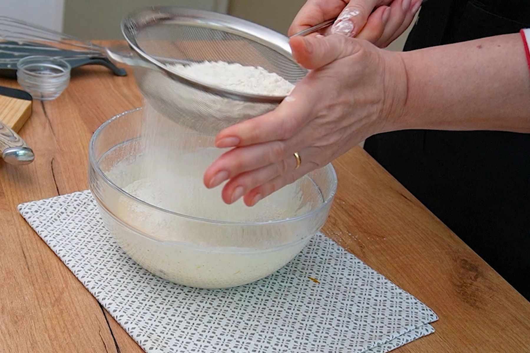 Făină cernută peste ouă și iaurt pentru aluat de gogoși rapide cu praf de copt