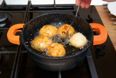 Gogoși rapide cu praf de copt prăjite în ulei, aurii și pufoase