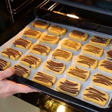 Biscuiți zebră cu unt și cacao, în tavă, pregătiți pentru cuptor