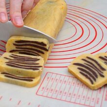 Biscuiți zebră feliați din baton de aluat fraged cu cacao