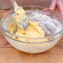 Aluat fraged de biscuiți amestecat cu lingura, fără mixer