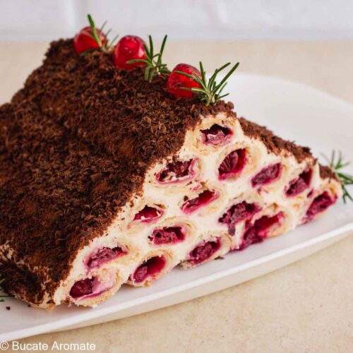 Secțiune din prăjitura Cușma lui Guguță cu rulouri fragede umplute cu vișine