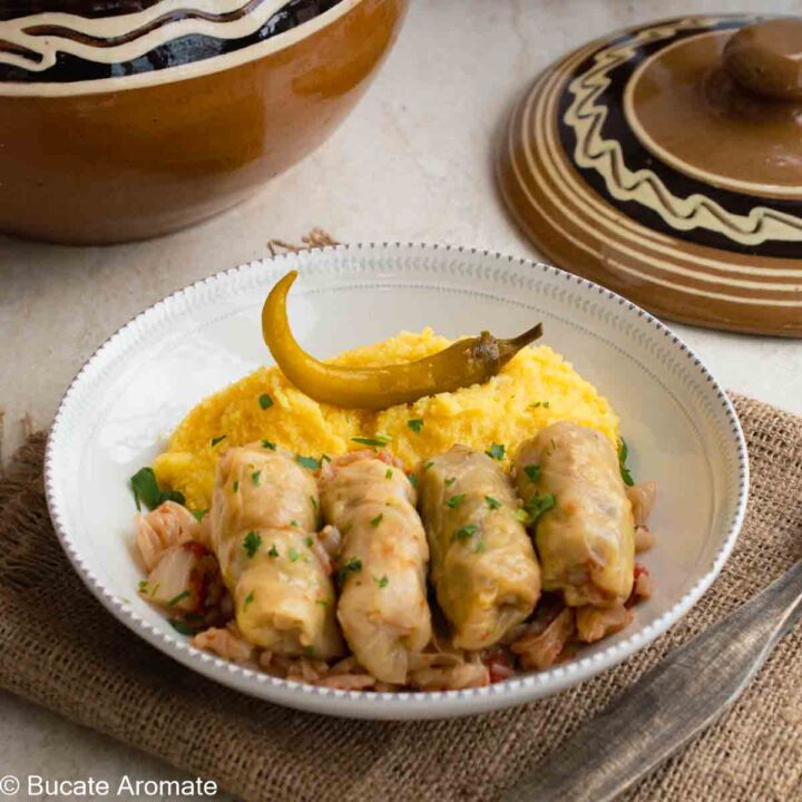 Sarmale de post cu păsat servite calde, cu mămăligă și ardei