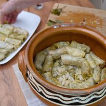 Sarmale de post cu păsat, în oală de lut tradițională, pregătite pentru coacere la cuptor