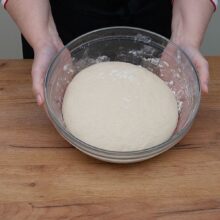 Aluat de post crescut frumos într-un bol de sticlă, gata pentru modelare, pentru scovergi pufoase