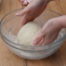 Frământarea manuală a unui aluat moale și elastic pentru scovergi tradiționale de post