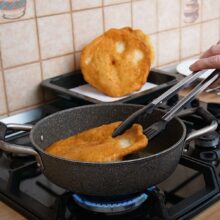 Scovergi de post prăjite în tigaie, în ulei încins, până devin aurii și rumenite perfect