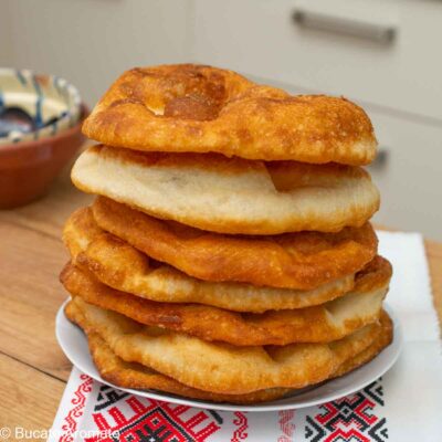 Scovergi tradiționale de post din aluat de pâine, rumenite frumos, așezate în teanc pe farfurie