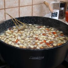 Legume tocate cubulețe adăugate în ciorba de fasole pentru gust și consistență