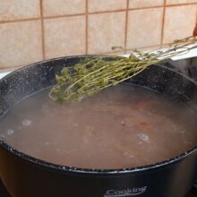 Cimbru uscat adăugat în oală pentru aromatizarea ciorbei de fasole cu afumătură