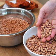 Fasole boabe hidratată în apă rece pentru ciorbă de fasole cu afumătură