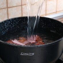 Costițe afumate în oală cu apă la fiert pentru ciorbă de fasole