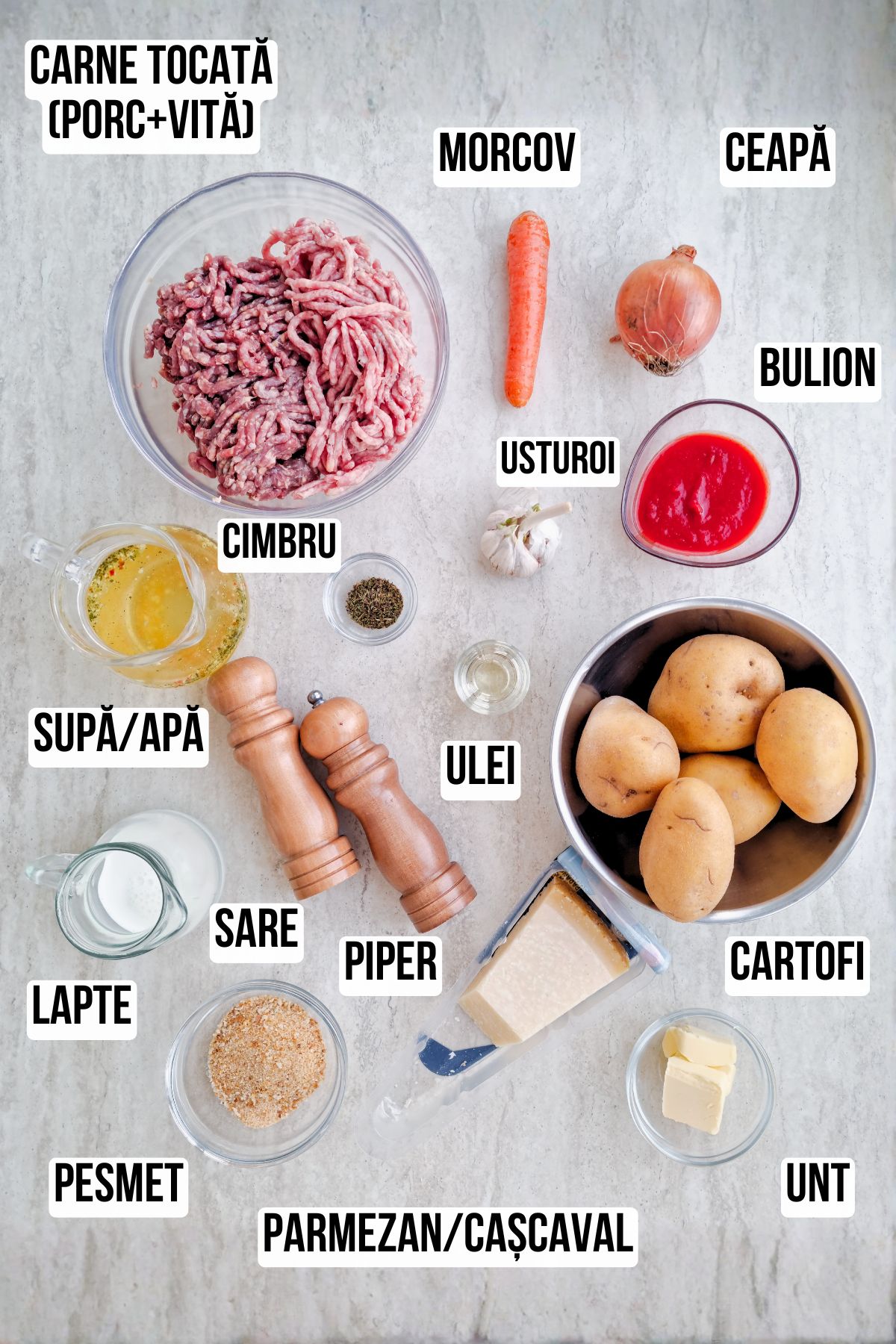 Ingrediente pentru plăcintă ciobanului la cuptor: carne tocată porc și vită, cartofi, ceapă, morcov, usturoi, parmezan, pesmet, unt și condimente