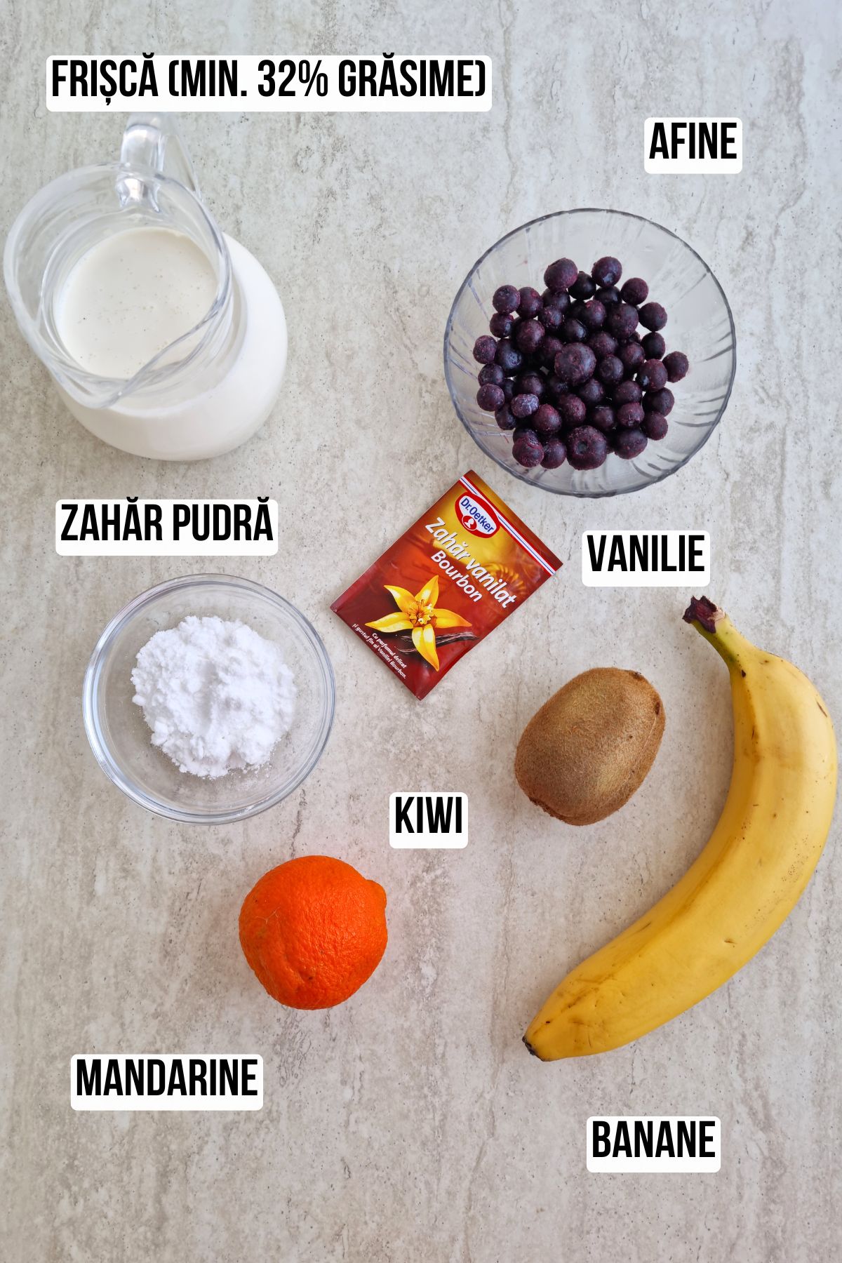 Ingrediente pentru decor: frișcă cu 32% grăsime, zahăr pudră, afine, kiwi, banană, vanilie – pentru un aspect festiv și gust proaspăt