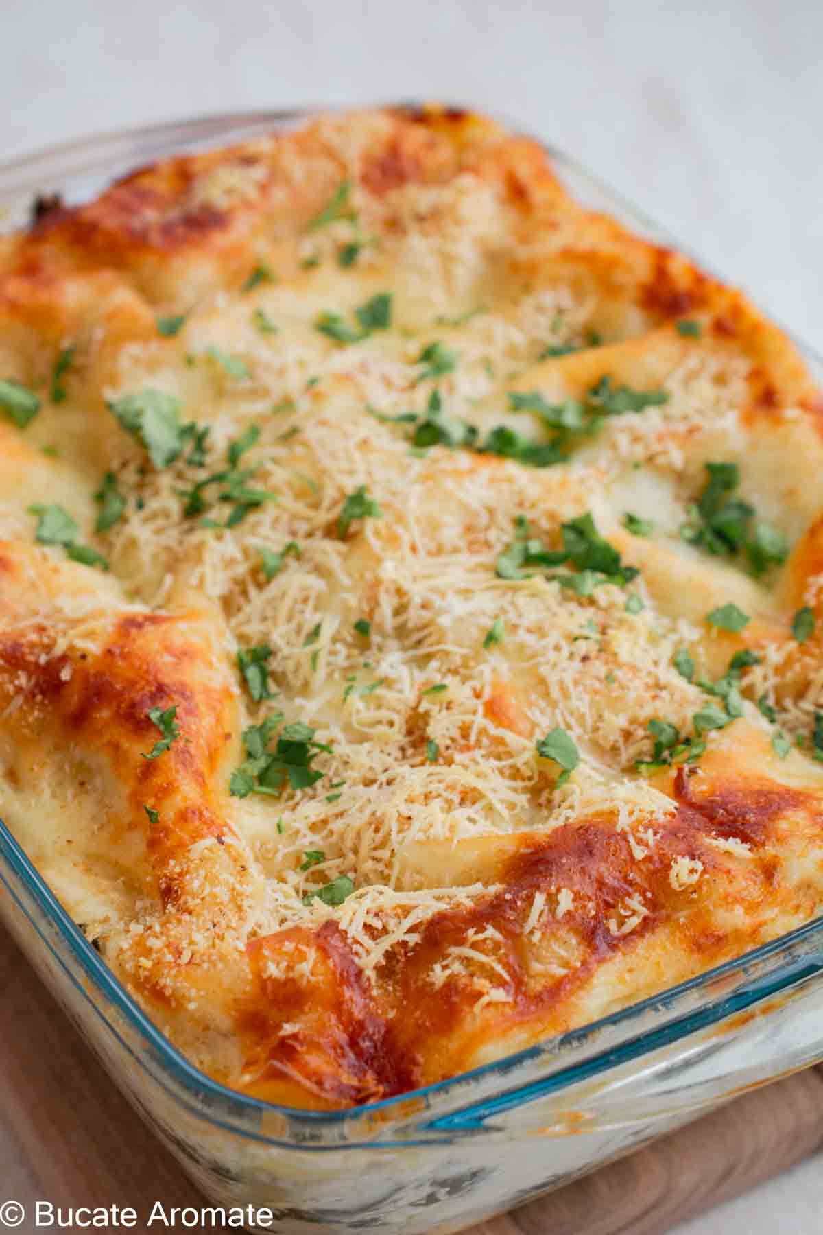 Lasagna vegetariană cu urdă și spanac, rumenită cu parmezan