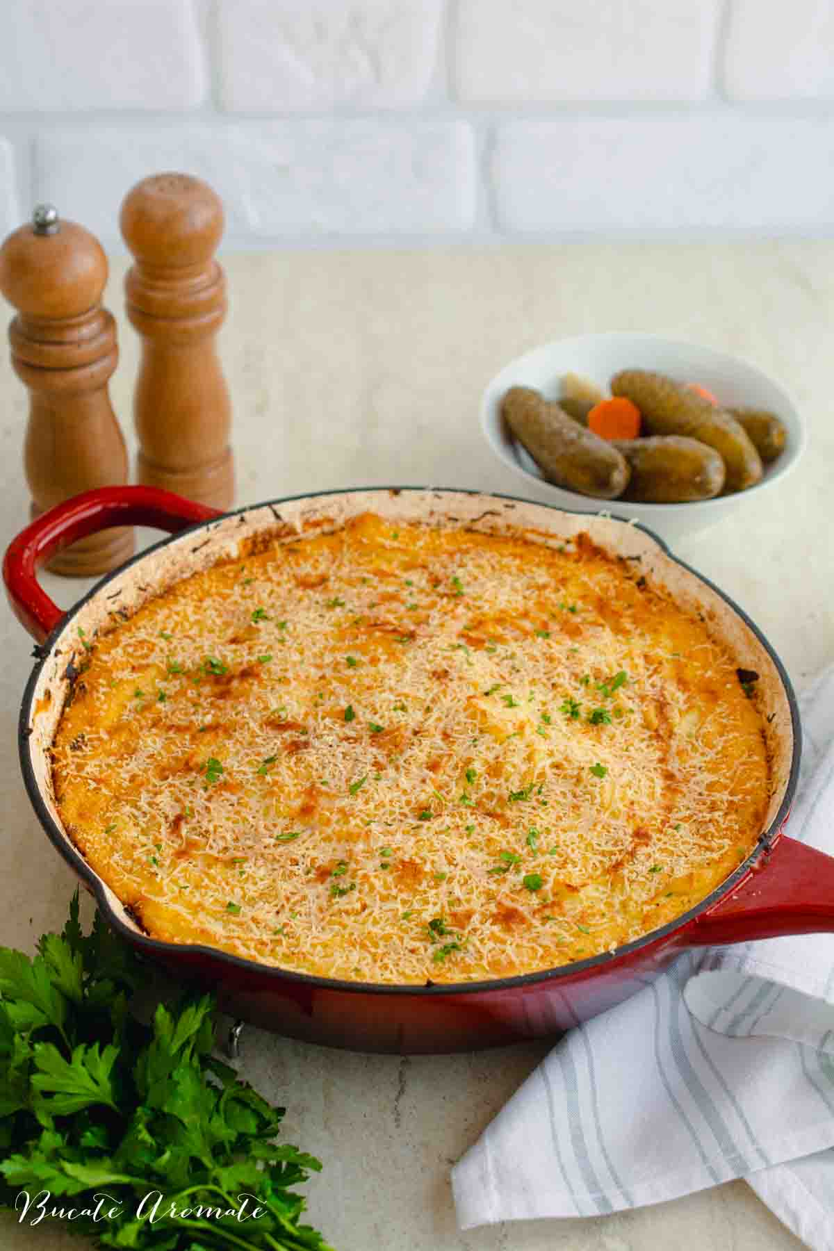 Plăcintă ciobanului la cuptor cu crustă crocantă de parmezan, coaptă în tigaie