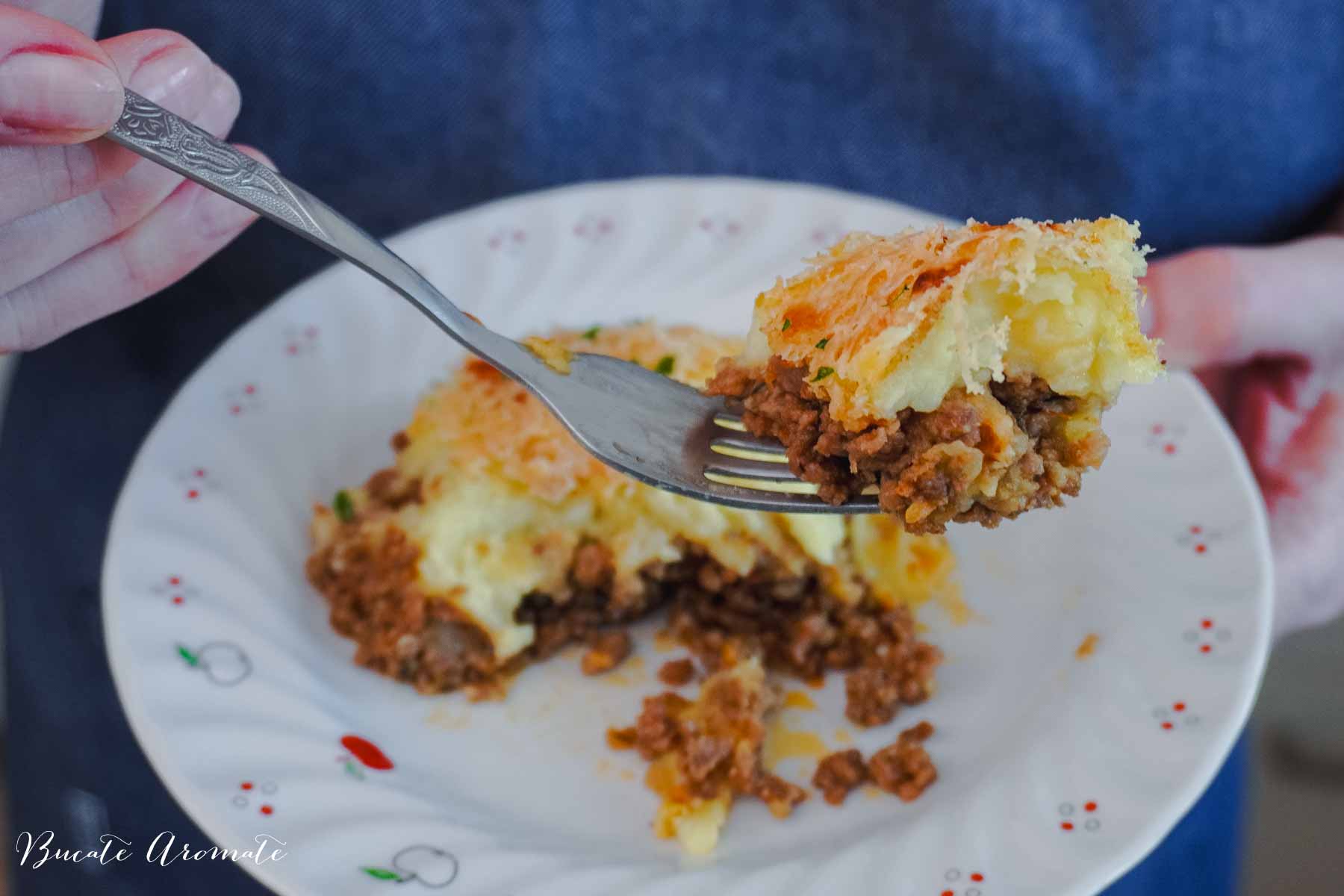 Plăcintă ciobanului la cuptor cu carne suculentă și piure cremos, servită pe farfurie