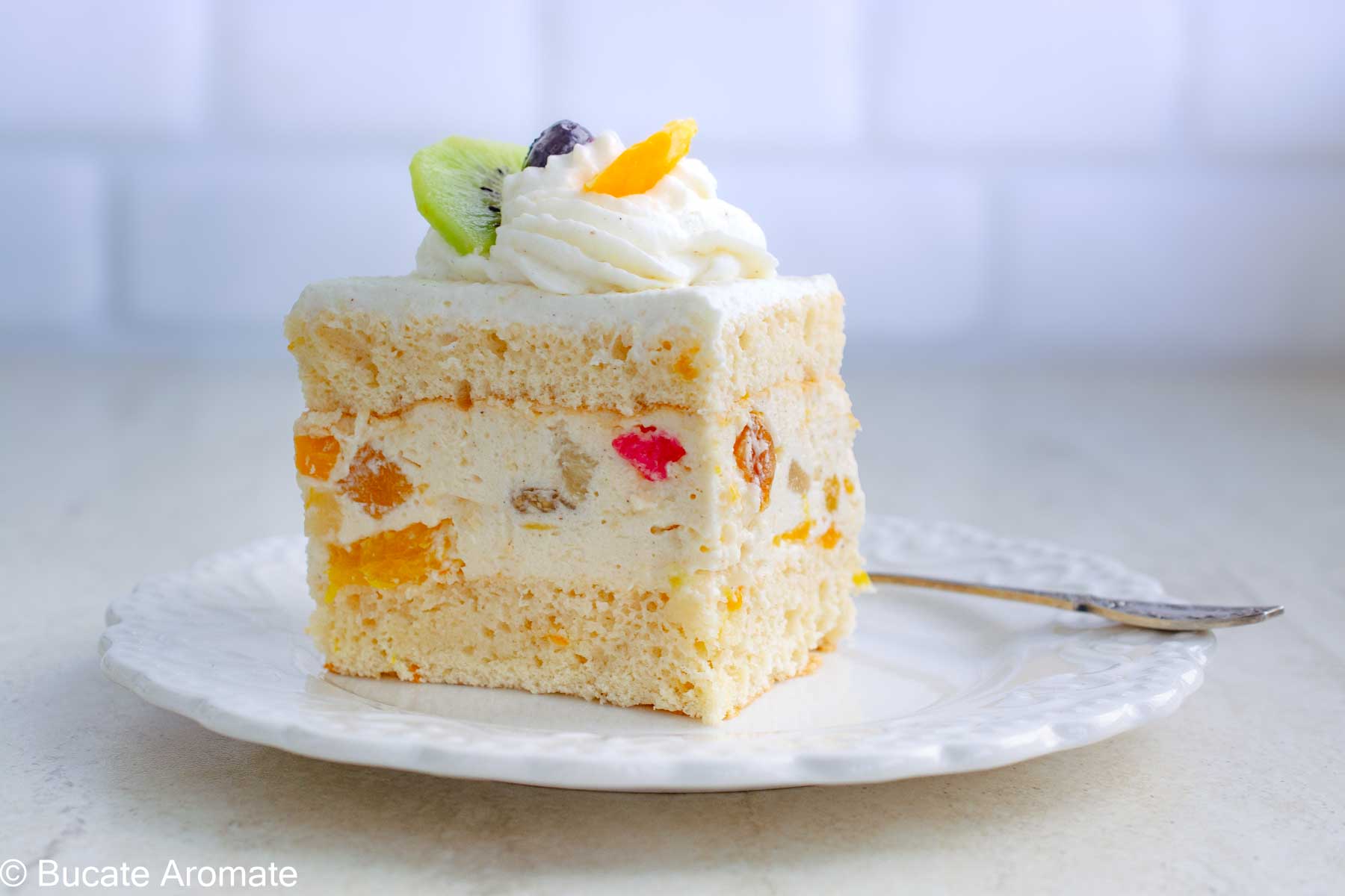 Felie de prăjitură Diplomat cu cremă și fructe exotice