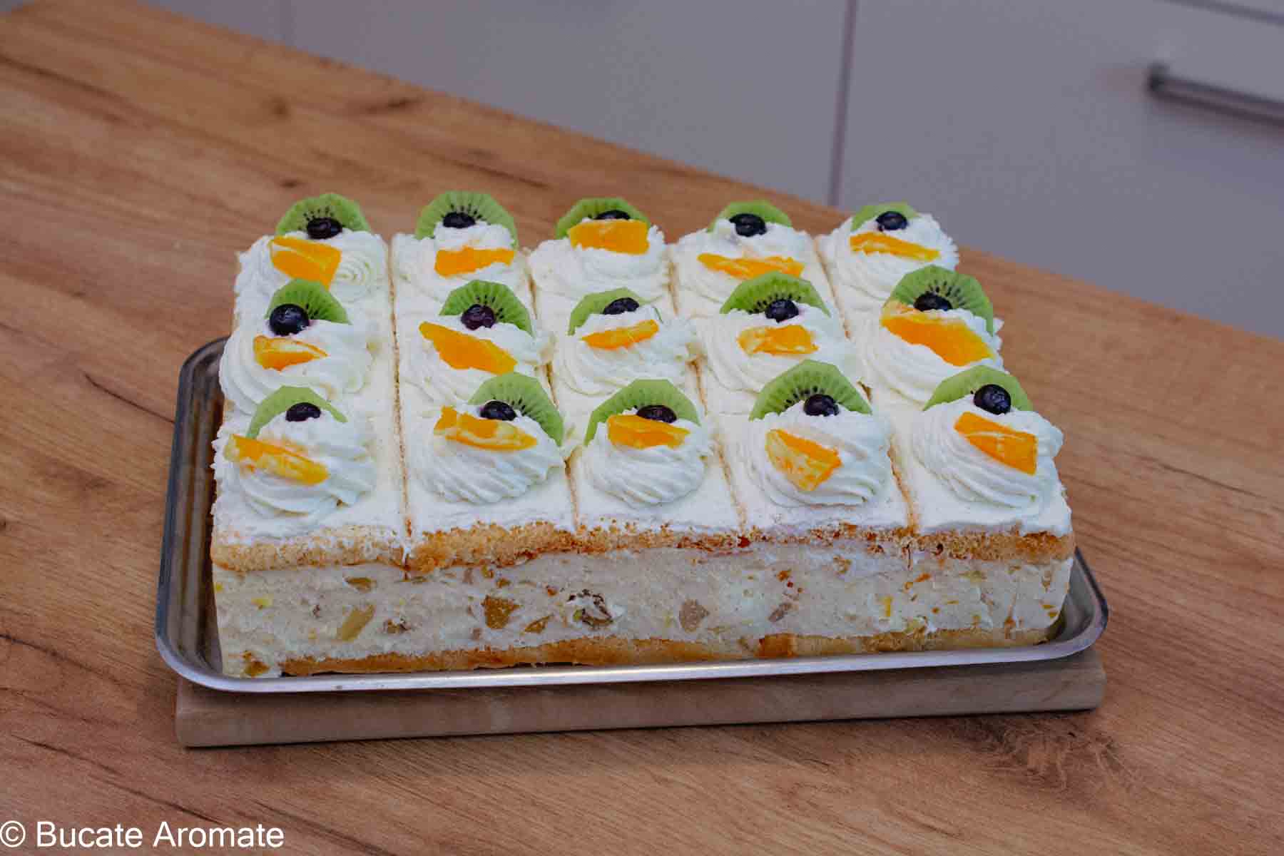 Prăjitură Diplomat la tavă decorată cu frișcă și fructe exotice