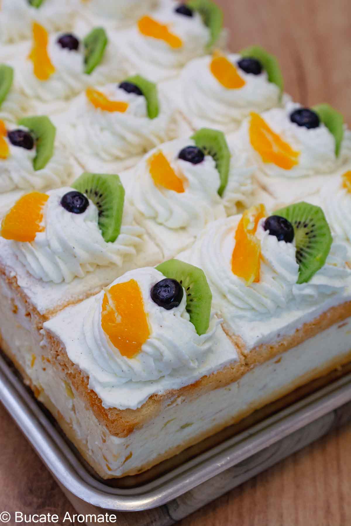 Decor cu frișcă, kiwi și fructe pe Prăjitura Diplomat