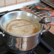 Crema pentru prăjitura Diplomat se gătește pe baie de aburi, până ajunge la 80–82°C – aici este la 73.6°C, aproape gata