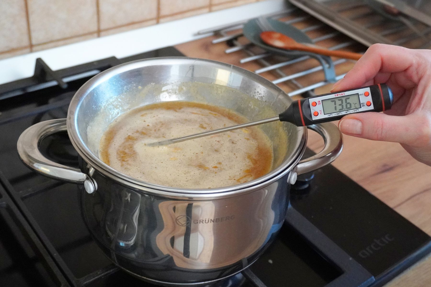 Crema pentru prăjitura Diplomat se gătește pe baie de aburi, până ajunge la 80-82°C - aici este la 73.6°C, aproape gata