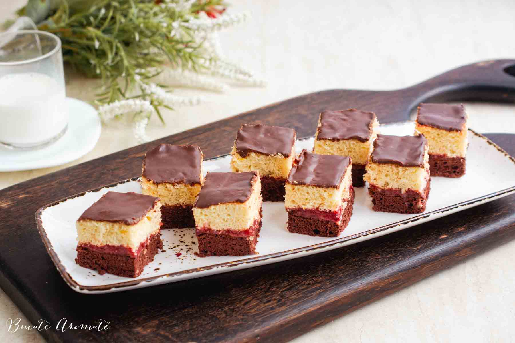 Prăjitura Zi și Noapte cu 2 blaturi, gem de prune și glazură de ciocolată, tăiată în cuburi