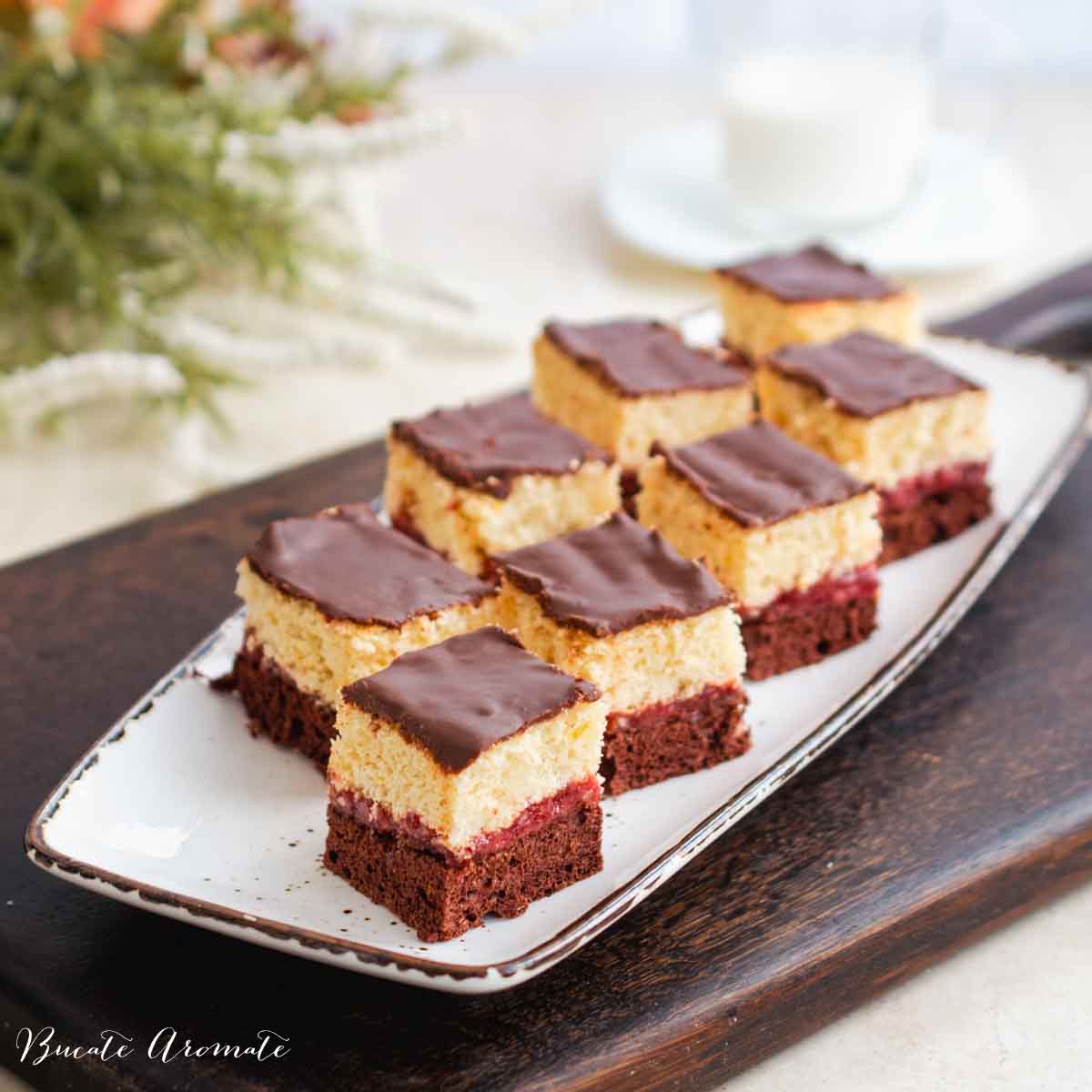 Prăjitura Zi și Noapte cu blat de cacao, blat simplu, gem de prune și glazură de ciocolată