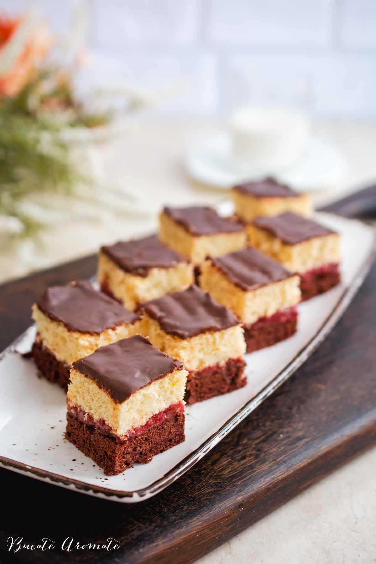 Bucăți de prăjitură Zi și Noapte cu 2 blaturi și glazură de ciocolată