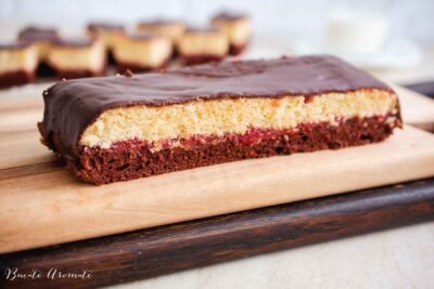 Secțiune de prăjitură Zi și Noapte cu blat de cacao, strat de gem și blat simplu