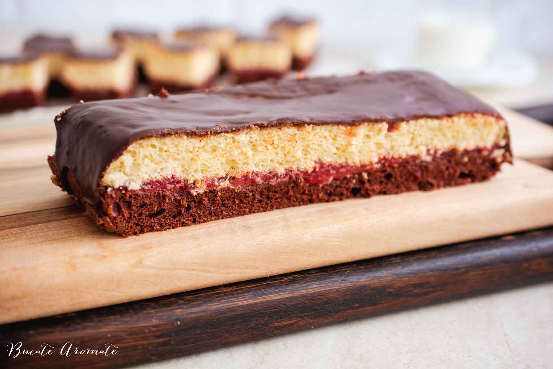 Secțiune de prăjitură Zi și Noapte cu blat de cacao, strat de gem și blat simplu