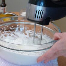 albusuri batute spuma cu mixerul in castron transparent