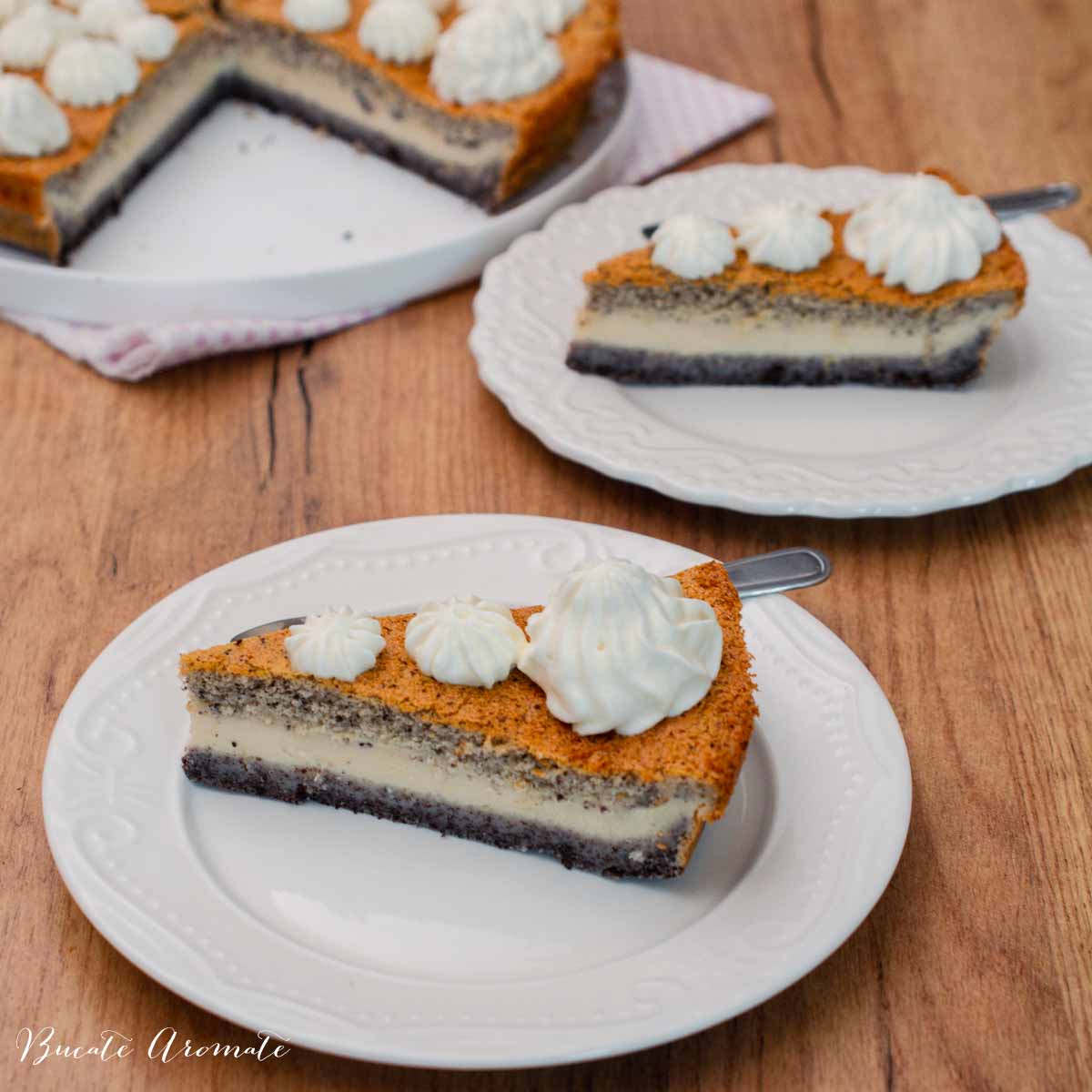 Feliile de prăjitură cu mac și cremă de lămâie, servite pe farfurii albe, decor cu frișcă