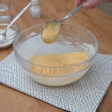 Aluat pentru găluște din ouă și făină, pregătit într-un bol de sticlă, gata de adăugat în gulaș