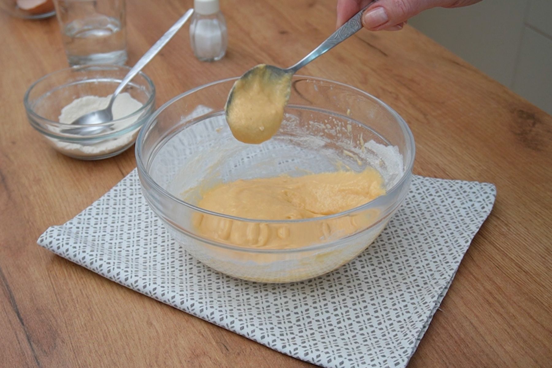 Aluat pentru găluște din ouă și făină, pregătit într-un bol de sticlă, gata de adăugat în gulaș